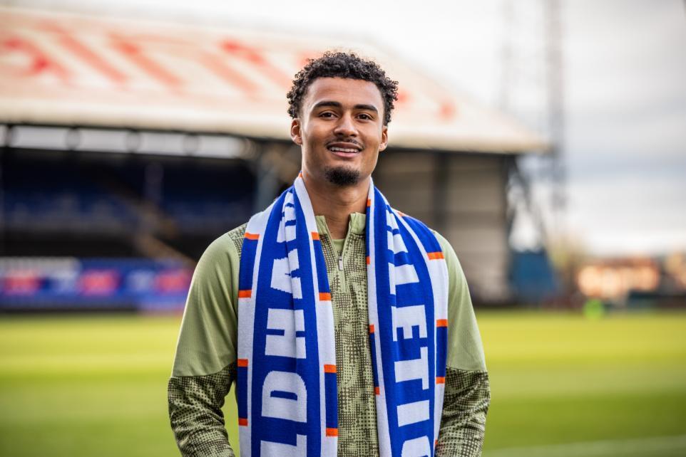 官方：维拉20岁中场泰勒租借加盟奥德汉姆，租期至本赛季结束